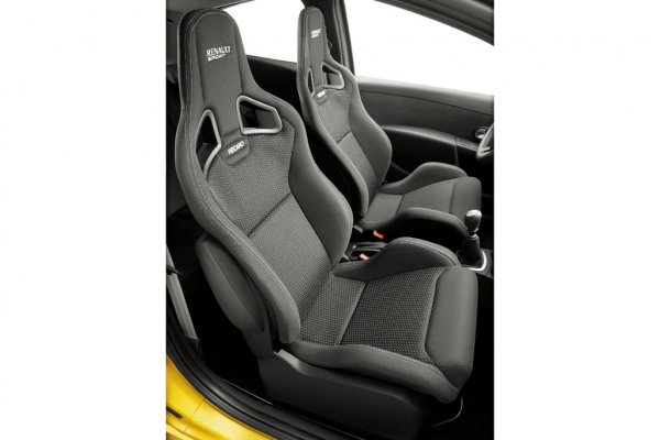 Седалки-тип корито, подходящи и за писта.